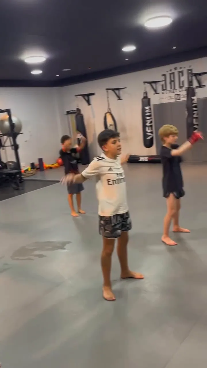 Turma infantil treinando na Jacó Fight Club